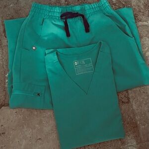 Figs scrub top size XXS and High Waisted Jogger Pant XXS/P surgical green color
